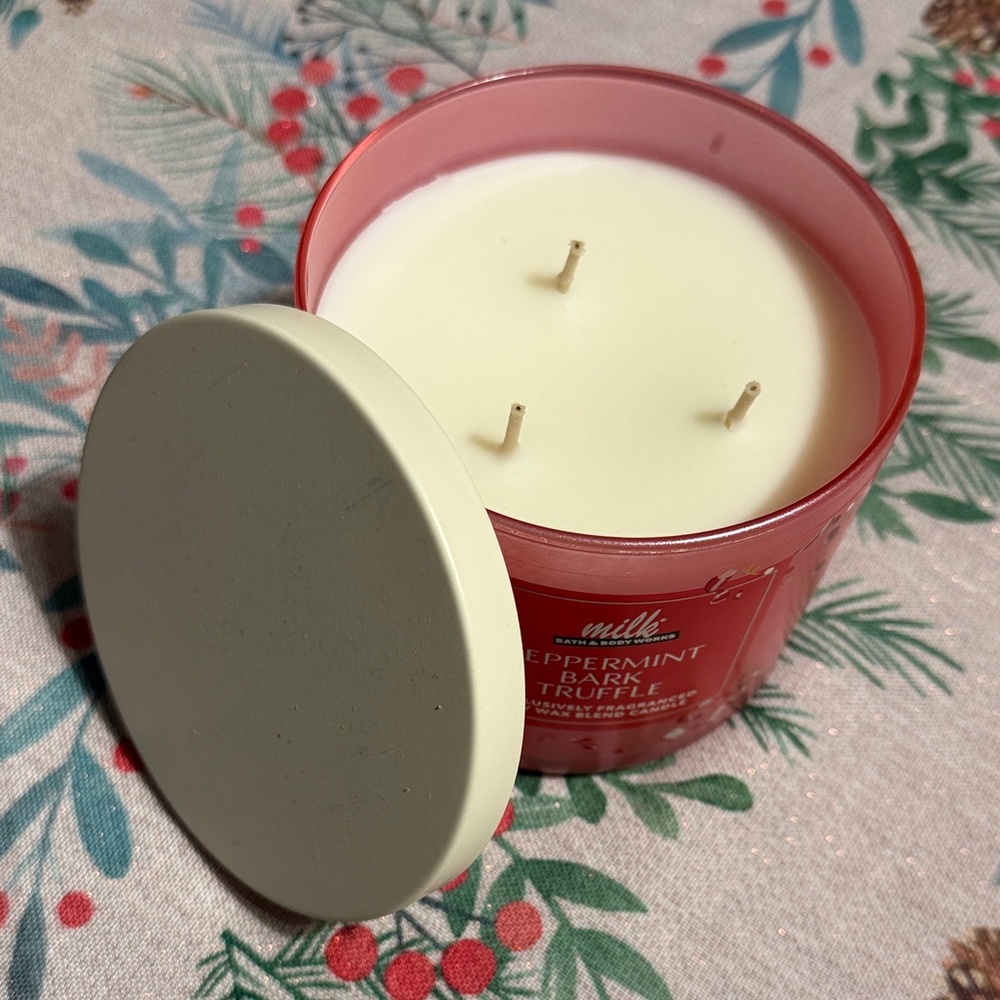Bath & Body Works Peppermint Bark Truffle Candle - Red and White - Picture 3 of 4
